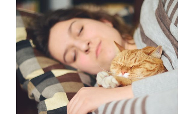 Woman sleeping wiht the cat